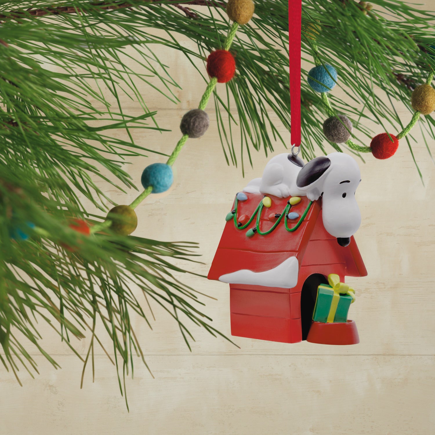 Peanuts® Snoopy on Holiday Doghouse Hallmark Ornament – 日本ホール