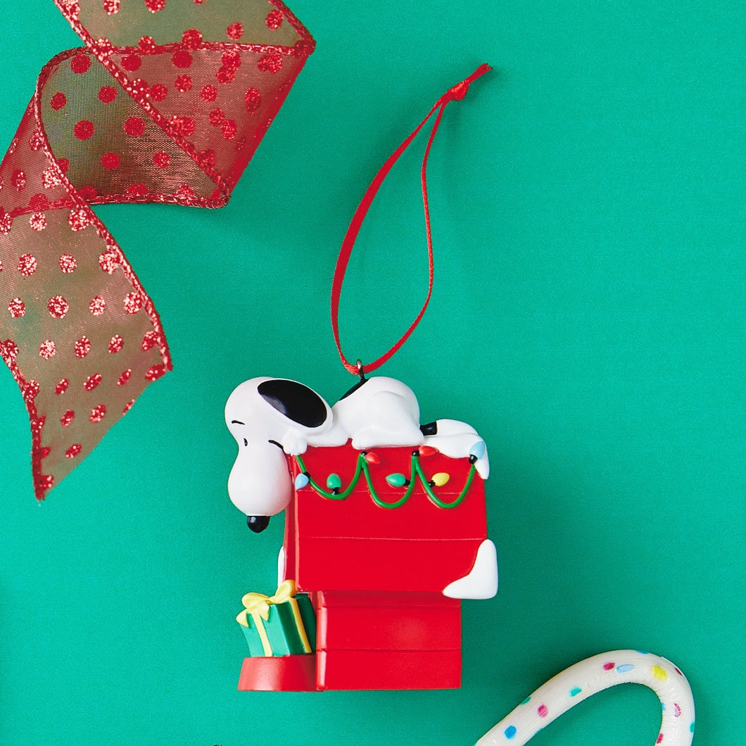 Peanuts® Snoopy on Holiday Doghouse Hallmark Ornament – 日本ホール